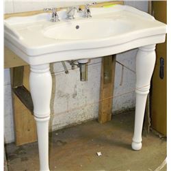 VICTORIAN PORCELAIN SINK WITH 2 PORCELAIN LEGS