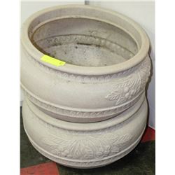 2 PLASTIC  PLANT POTS