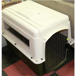 LARGE PETMATE PET KENNEL