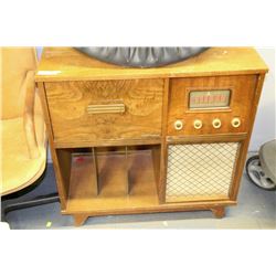 VINTAGE WOODEN CONSOLE RADIO