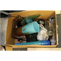 BOX WITH DECORATIVE HOUSEHOLD ORNAMENTS INCL.