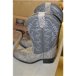 NEW MUSTANG BRAND WESTERN BOOTS - SIZE 9