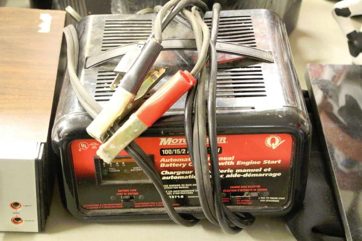 MOTOMASTER BATTERY CHARGER