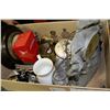 Image 1 : BOX OF ASSORTED VINTAGE & ANTIQUE COLLECTIBLES