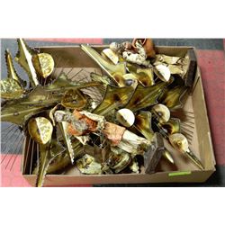 FLAT OF DECORATIVE METAL WALL HANGING W/