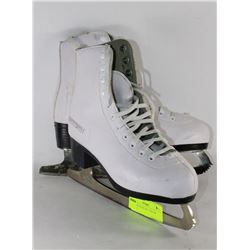 LADIES/YOUTH  SIZE 5 FIGURE SKATES
