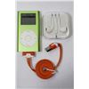 Image 1 : 4GB APPLE IPOD WITH HEADPHONES & CHARGER