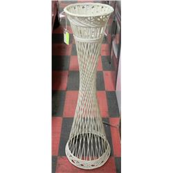 WHITE WICKER PLANT STAND 4"H
