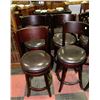 Image 1 : SET OF 4 WOOD AND LEATHERETTE SWIVEL BAR STOOLS
