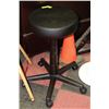 Image 1 : BLACK LEATHER HYDRAULIC STOOL WITH 5 HEAVY DUTY