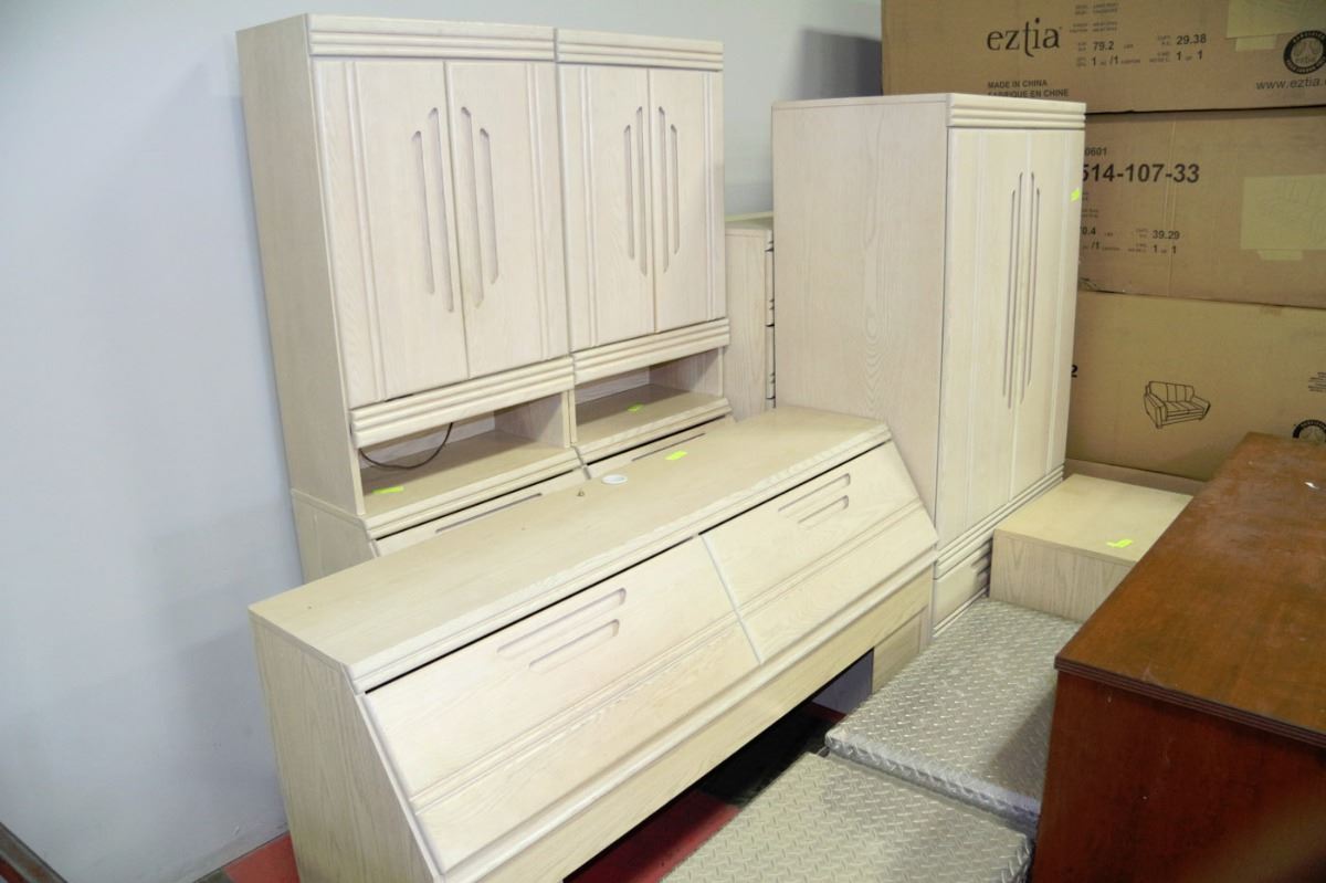 9PC QUEEN BEDROOM SUITE IN WHITE WASH OAK