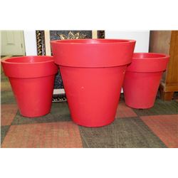 SET OF 3 RED PLASTIC PLANTERS