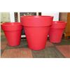 Image 1 : SET OF 3 RED PLASTIC PLANTERS