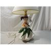 Image 2 : LITTLE GIRL HOLDING FLOWER CERAMIC LAMP TABLE