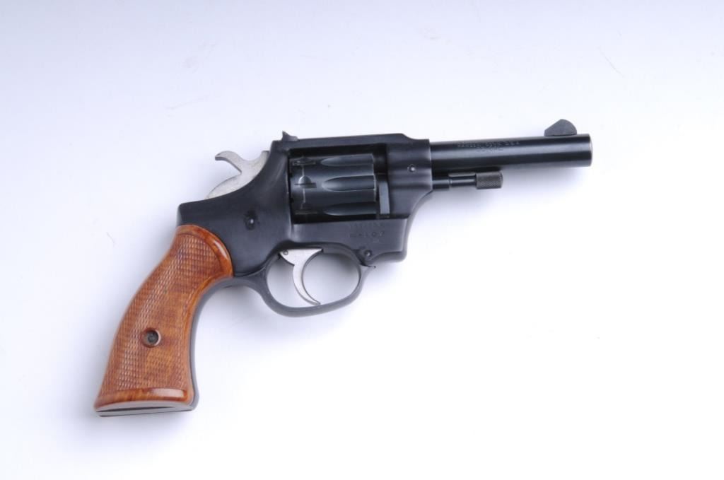 Hi Standard R107 Hi-Standard Sentinel Deluxe Model R107 DA revolver, .22 caliber, 4 ...