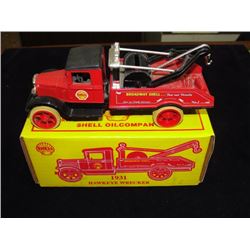 Ertl Die Cast Bank Shell 1931 Hawkeye Wrecker w/Box