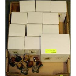 FLAT OF GIFT SHOP FIGURINES