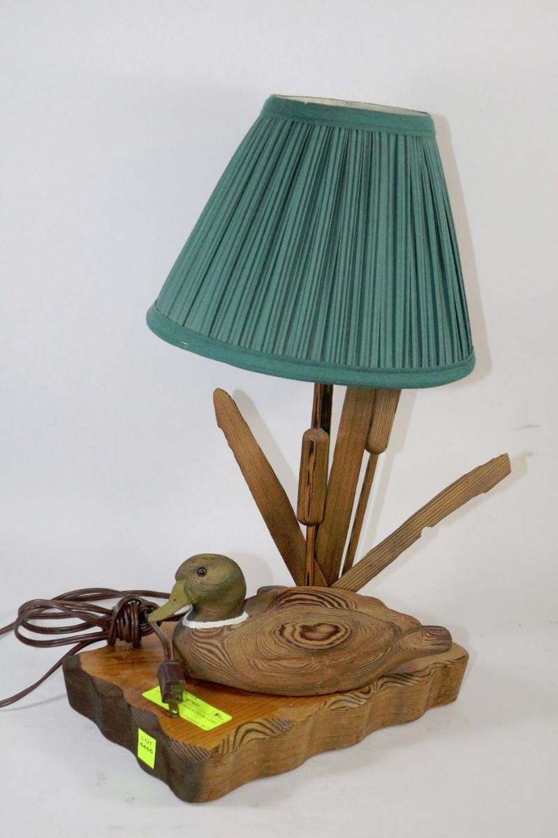 DECORATIVE WOODEN DUCK LAMP