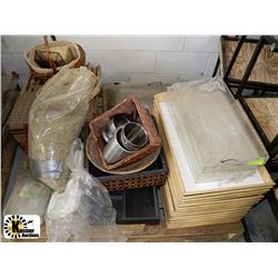 PALLET OF WICKER BASKETS, SERVING TRAYS, ETC.