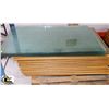 Image 1 : PALLET OF TABLE TOPS APPROX 28.5"X47" WITH GLASS