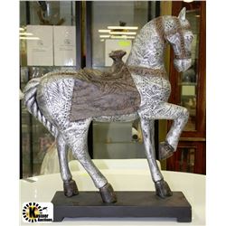 SHOWHOME HORSE ORNAMENT