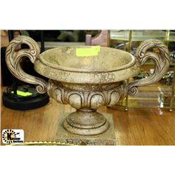 BIRDHEAD CENTERPIECE