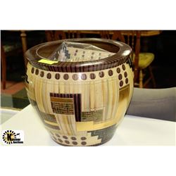 ABSTRACT PLANTER WITH WALL HANGING PLAQUE