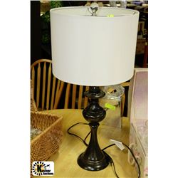SHOWHOME BLACK AND WHITE TABLE LAMP