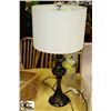 Image 1 : SHOWHOME BLACK AND WHITE TABLE LAMP