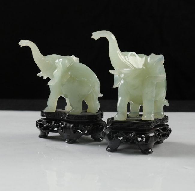 Collier Porte-bonheur Chinois - Éléphants Sculptés En Jade, Occasion Bon état