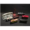 Image 2 : RARE MARX TRAIN SET WITH ELECTRIC ENGINE AND 5 TRAIN CARS. ALSO INCLUDES APPROX.