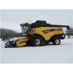 2001 New Holland CX840 Combine