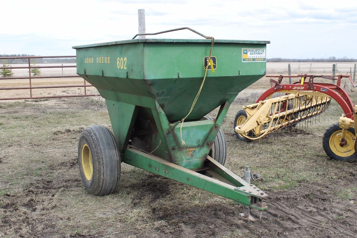 JOHN DEERE 602 FERTILIZER SPREADER