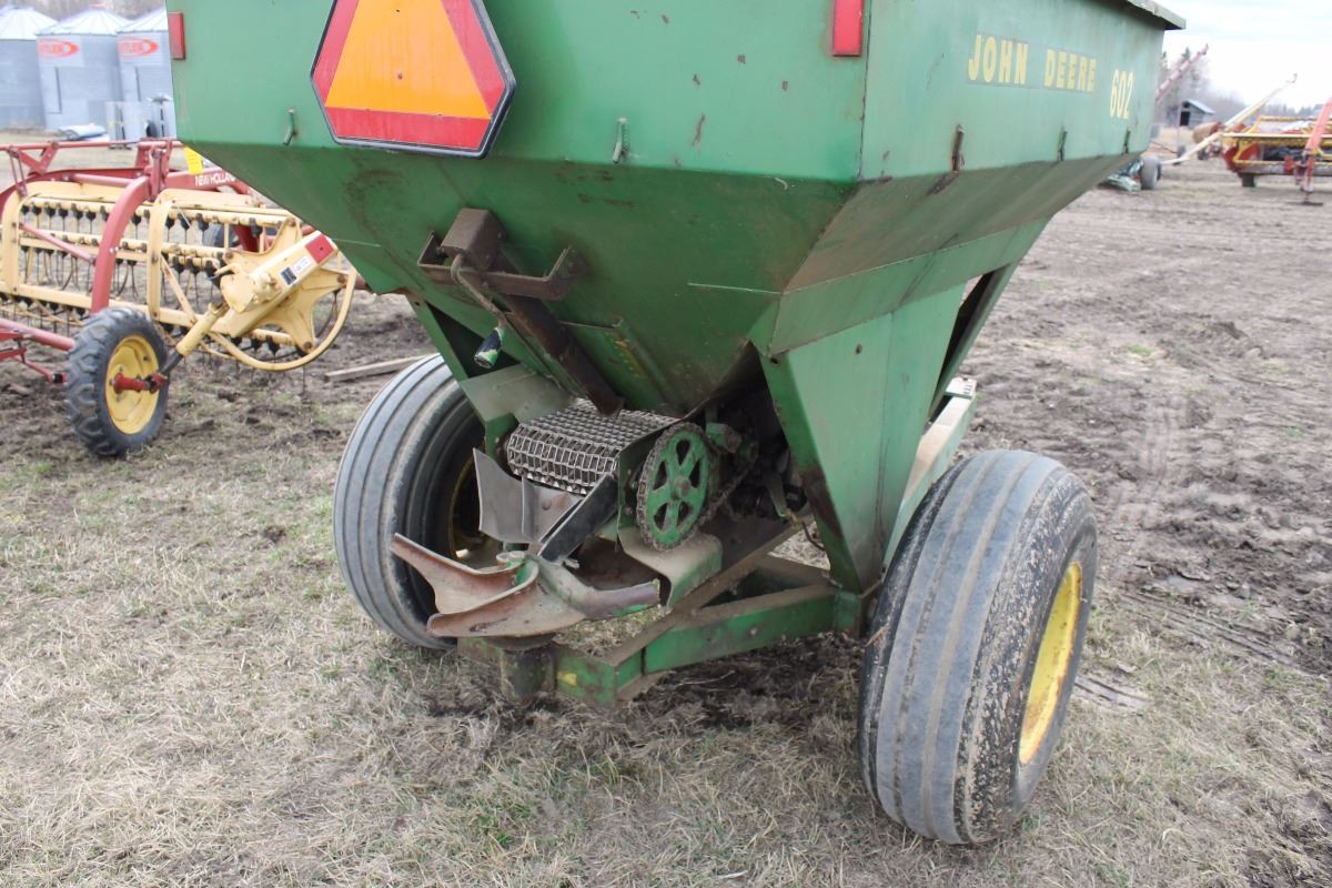 JOHN DEERE 602 FERTILIZER SPREADER