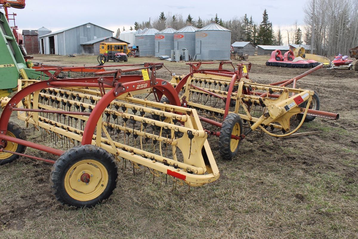 NEW HOLLAND ROLABAR 258 - 5 BAR RAKE
