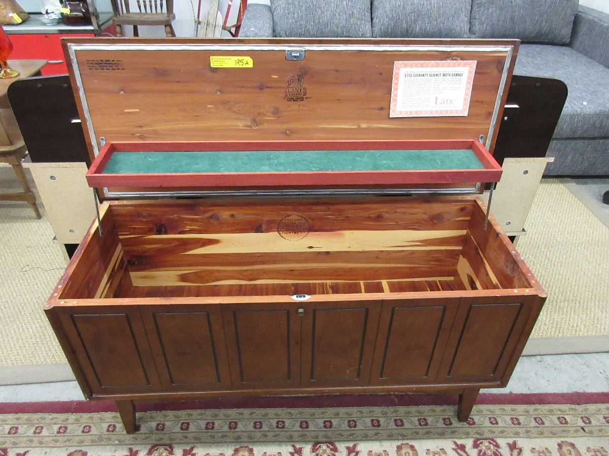 Vintage - Lane cedar lined chest