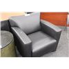 Image 2 : BLACK LEATHER RECEPTION CHAIR