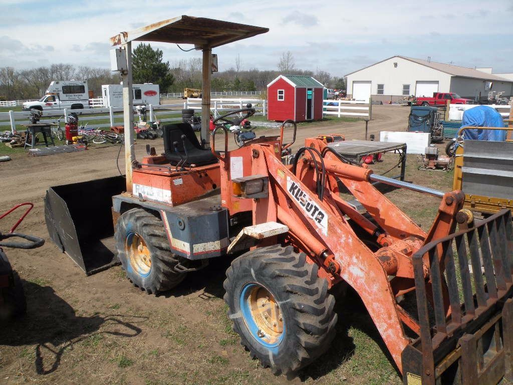 Kubota R410 articulating wheel loader w/pallet forks & bucketneeds