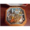 Image 2 : JEWELRY BOX & CONTENTS