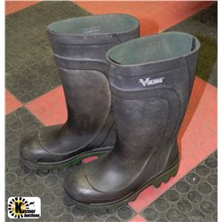 BOX W/PAIR OF VIKING RUBBER STEEL-TOED BOOTS -