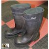 Image 1 : BOX W/PAIR OF VIKING RUBBER STEEL-TOED BOOTS -