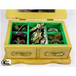 OLD RCAF BUTTONS PINS BADGES ECT IN JEWELERY