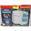 Image 1 : HONEYWELL 7.6L COOL HUMIDIFIER W/  AUTOMATIC