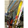 Image 1 : 2 PAIRS OF SKIS WITH GOLF CLUBS***