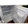 Image 2 : GE WHITE 18 CUBE FRIDGE MISSING BOTTOM CRISPER