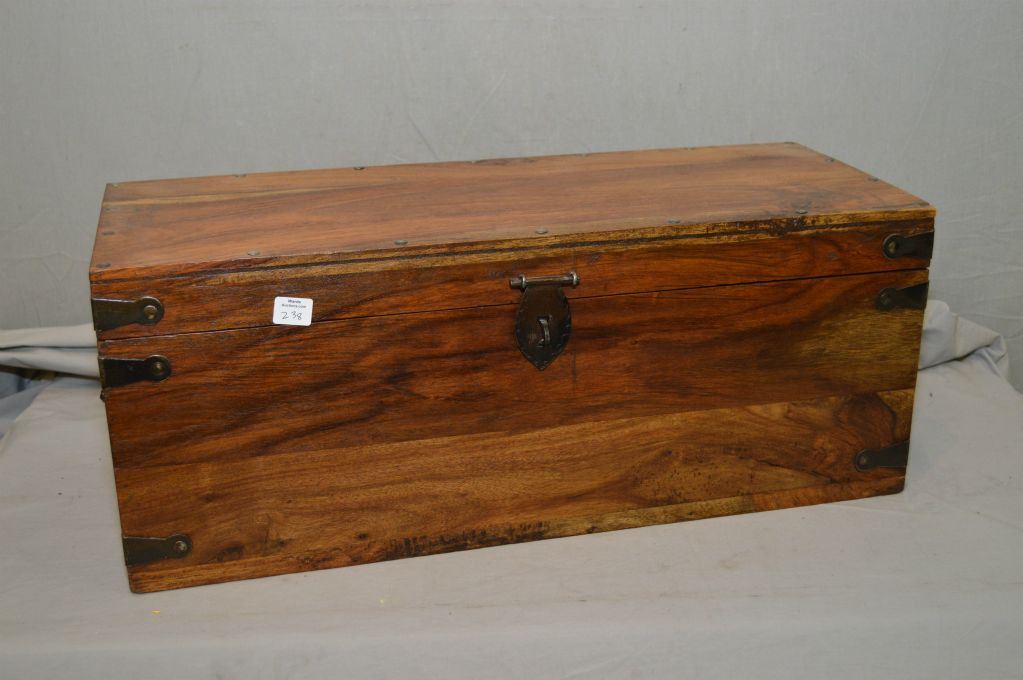 Quality Modern Settler S Style Trunk With Decorative Metal Binding
