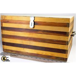MED SIZE WOODEN HOPE CHEST 12"X17.5"X10" HAS A