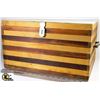 Image 1 : MED SIZE WOODEN HOPE CHEST 12"X17.5"X10" HAS A
