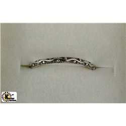 STERLING SILVER ANTIQUE DESIGN RING (1.03G)