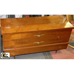 CEDAR-LINED HOPE CHEST ON LEGS